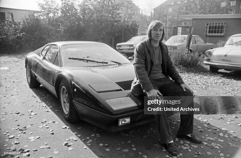 Gunther Netzer Der deutsche Fußballer Günter Netzer mit seinem Ferrari 512 BB,... News ...