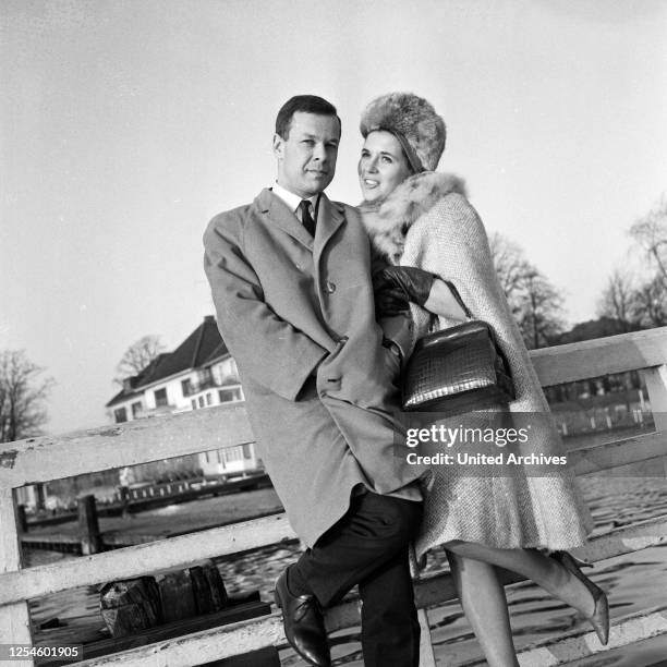 Die österreichische Schauspielerin Christiane Hörbiger mit ihrem ersten Ehemann, dem Regisseur Wolfgang Glück, Anfang 1960er Jahre.