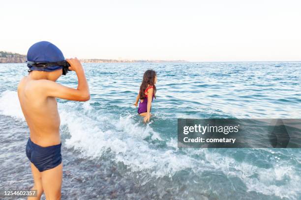 zwei brüder schwimmen - tunisian girls stock-fotos und bilder