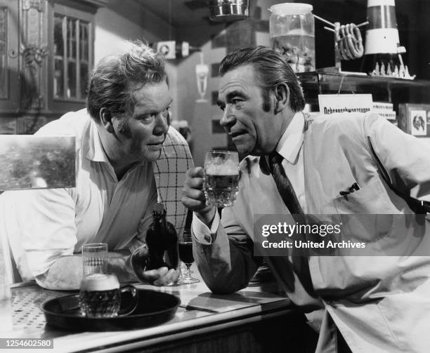 Der deutsche Showmaster Peter Frankenfeld als Gast an der Bar einer Hafenkneipe in der NDR Fernsehshow "Hamburg Ahoi", Deutschland Ende 1960er Jahre.