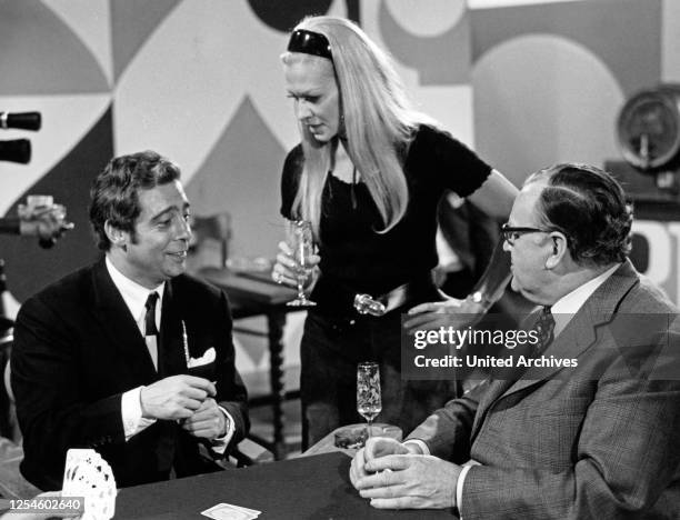 Karl Heinz Bender, Ingrid van Bergen und der Politiker Richard Stücklen in der NDR Fernsehshow "18 - 20 - nur nicht passen", Deutschland Ende 1960er...