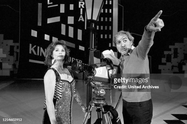 Die norwegische Sängerin Wencke Myrhe mit dem Regisseur Michael Pfleghar, Deutschland Anfang 1980er Jahre.