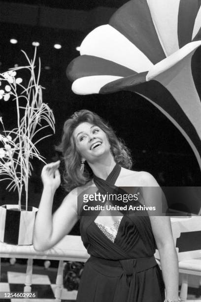 Die norwegische Sängerin Wencke Myrhe in ihrer Show "Ein Abend mit Wencke Myrhe", Deutschland Anfang 1980er Jahre.