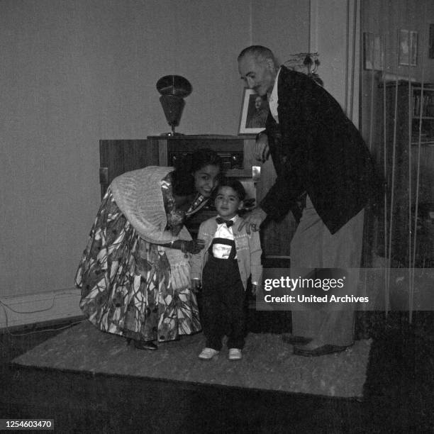 Die karibische Pop-, Blues- und Schlagersängerin Mona Baptiste mit ihrem Vater und ihrem Sohn, Deutschland 1950er Jahre.