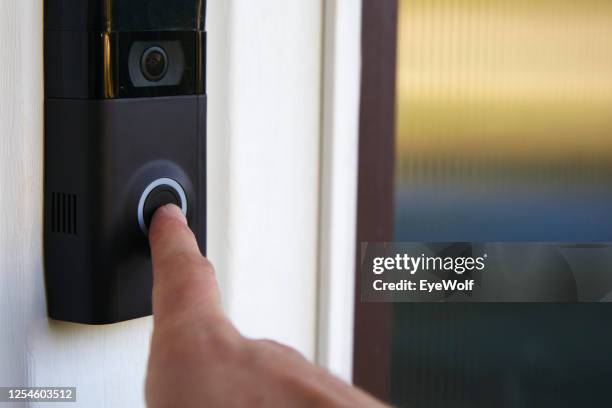 close up pov shot of a person ringing a smart doorbell - deurbel stockfoto's en -beelden