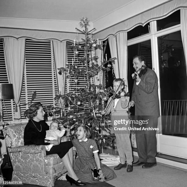 Weihnachten bei Helmut Zacharias, seiner Frau Hella und den Kindern Sylvia, Thomas und dem Baby Stephan, Deutschland 1950er Jahre.