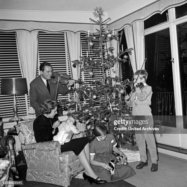 Weihnachten bei Helmut Zacharias, seiner Frau Hella und den Kindern Sylvia, Thomas und dem Baby Stephan, Deutschland 1950er Jahre.