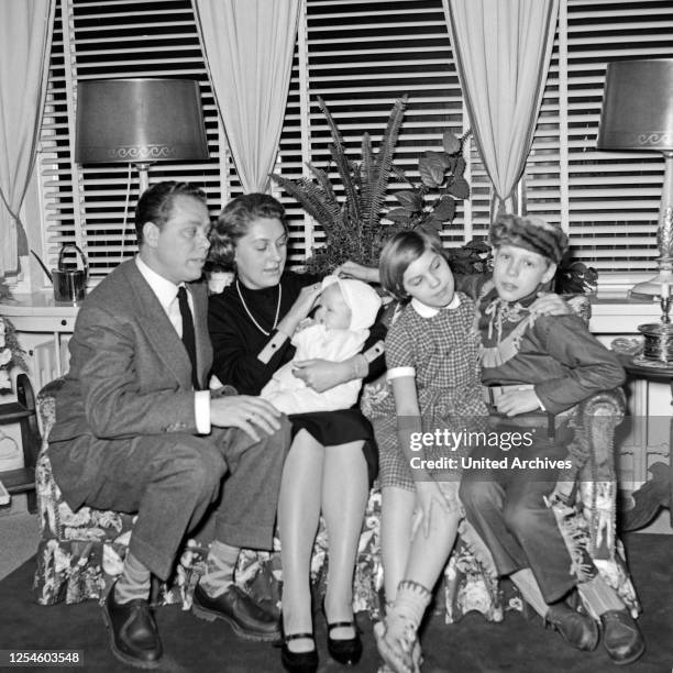 Weihnachten bei Helmut Zacharias, seiner Frau Hella und den Kindern Sylvia, Thomas und Baby Stephan, Deutschland 1950er Jahre.