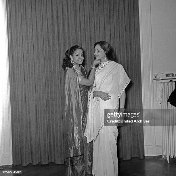 Mona Baptiste und eine junge indische Frau präsentieren neue Saris Deutschland 1950er Jahre.