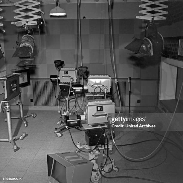 Kameras und Deckenscheinwerfer im Studio der ARD Nachrichtensendung "Tagesschau" beim NDR in Hambrug lokstedt, Deutschland 1960er Jahre.