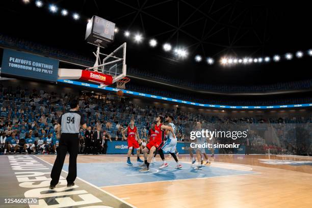 basketballer beim blick auf den ball - fußballspiel stock-fotos und bilder