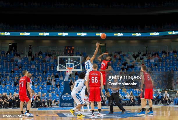 basketballer jagen nach ball - basketball stock-fotos und bilder