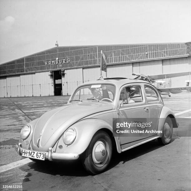 Ein VW Käfer als Sonderfahrzeug auf dem Flugfeld am Flughafen Hamburg, Deutschland 1950er Jahre.