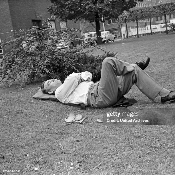 Der deutsche Showmaster und Entertainer Peter Frankenfeld mach ein Nickerchen vor dem Sendegbäude des NDR in Hamburg, Deutschland 1950er Jahre.