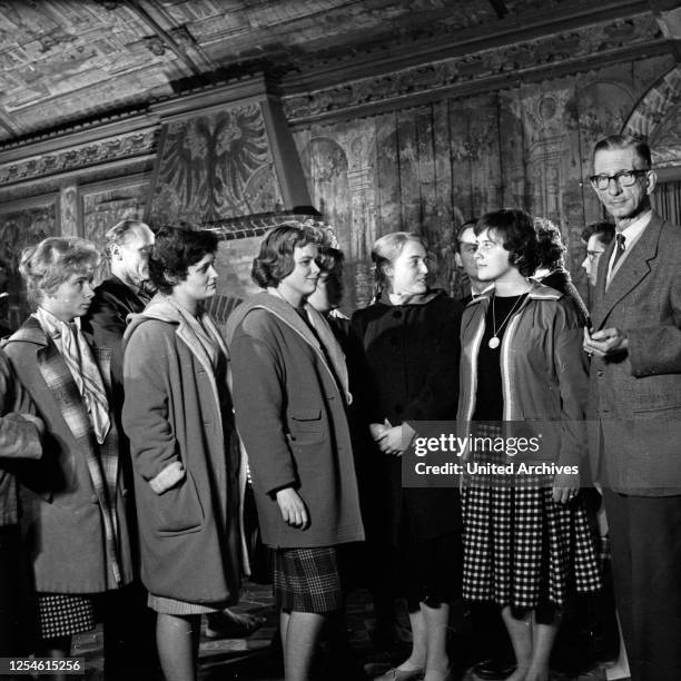 Besucher bei einer Führung durch ein Museum in Lüneburg, Deutschland 1960er Jahre.