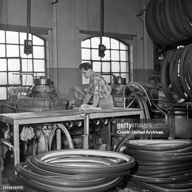 Arbeiter in einer Fabrikhalle der Phoenix Gummiwerke in Hamburg Harburg, Deutschland 1960er Jahre.