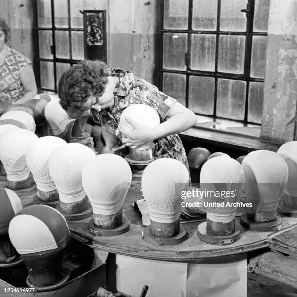 Arbeiterin in einer Fabrikhalle der Phoenix Gummiwerke in Hamburg Harburg, Deutschland 1960er Jahre.