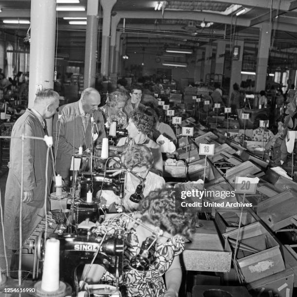 Arbeiter in einer Fabrikhalle der Phoenix Gummiwerke in Hamburg Harburg, Deutschland 1960er Jahre.