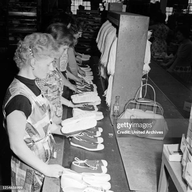 Arbeiter in einer Fabrikhalle der Phoenix Gummiwerke in Hamburg Harburg, Deutschland 1960er Jahre.