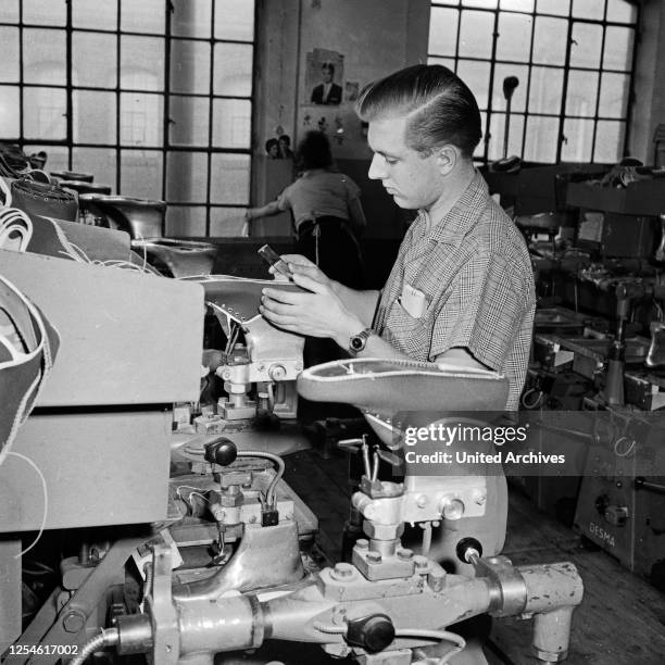 Arbeiter in einer Fabrikhalle der Phoenix Gummiwerke in Hamburg Harburg, Deutschland 1960er Jahre.