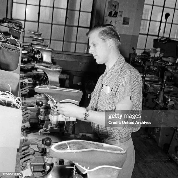 Arbeiter in einer Fabrikhalle der Phoenix Gummiwerke in Hamburg Harburg, Deutschland 1960er Jahre.