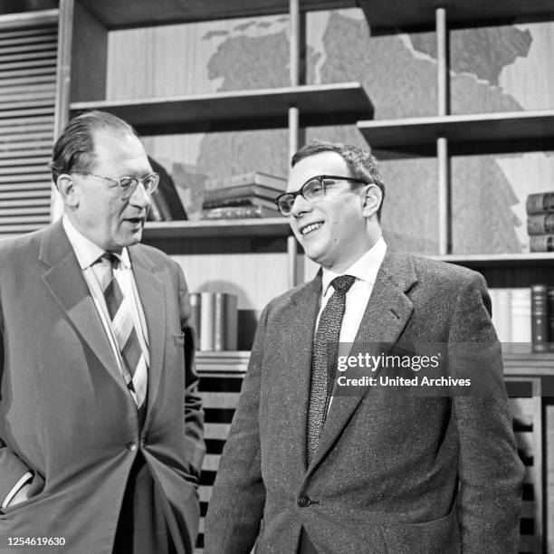 Der deutsche Publizist, Soziologe und Politiwissenschaftler Eugen Kogon im Gespräch mit Journalist Heinz Barth in Hamburg, Deutschland 1960er Jahre.