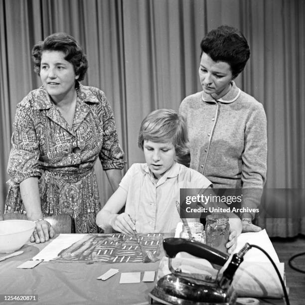 Kinder basteln mit Irene Koss und Charlotte Piper, Deutschland 1960er Jahre.