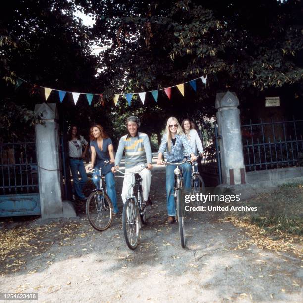 Der niederländische Showmaster Rudi Carrell bei einem Fahrradausflug mit Ehefrau Anke Bobbert , Deutschland 1970er Jahre.