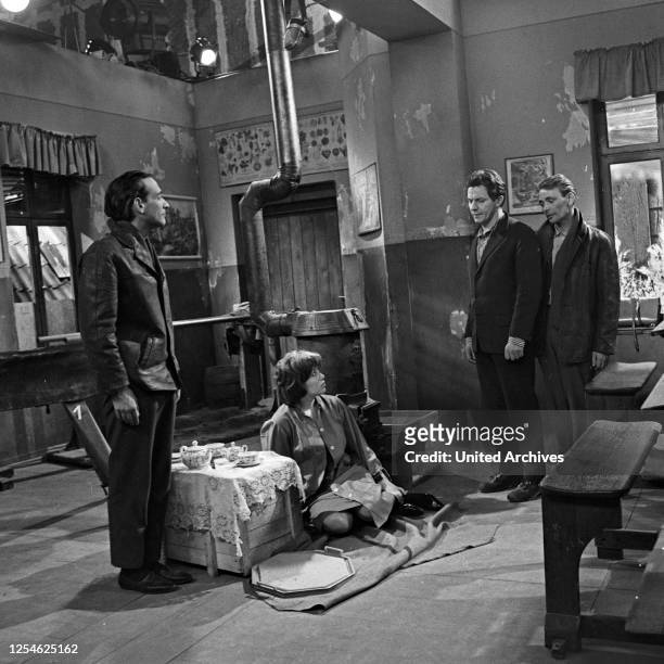 Das Schloss, Fernsehspiel, Deutschland 1962, Regie: Sylvain Dhomme, Darsteller: Paul Albert Krumm , Ingmar Zeisberg , Heinz Bennent, Gert Martienzen.