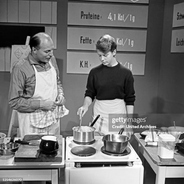 Kochsendung mit Informationen über Nährwerte in Lebensmitteln, Deutschland 1960er Jahre.