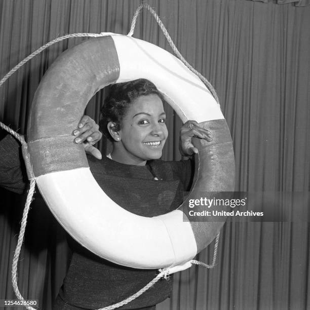 Die karibische Jazz- und Schlagersängerin Mona Baptiste bei einem Auftritt in Hamburg, Deutschland 1960er Jahre.