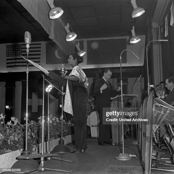 Die karibische Jazz- und Schlagersängerin Mona Baptiste bei einem Auftritt in Hamburg, Deutschland 1960er Jahre.