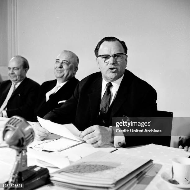 Bundespostminister Richard Stücklen Ausschuß bei der Ideenfindung zur Planung zum Bau des Fernmeldeturms in Hamburg, Deutschland 1960er Jahre.