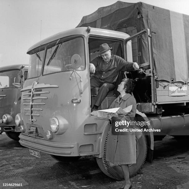 Hallo Autofahrer, Autosendung, Deutschland 1963, Szenenfoto mit einer Frau, die einen LKW Fahrer nach dem Weg fragt.