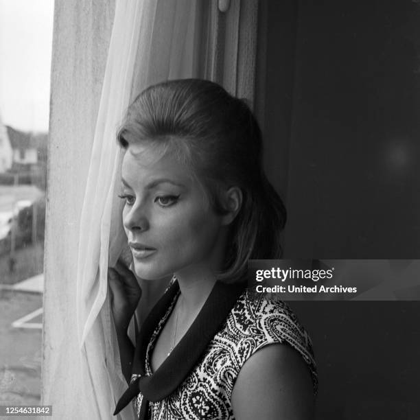 Die österreichische Schauspielerin Loni von Friedl, Deutschland 1960er Jahre.
