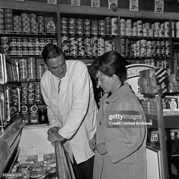 Die Gründerin des Bereichs Frauenfunk im NWDR Dorothea Kempa-Rohne beim Einkaufen, Deutschland 1960er Jahre.