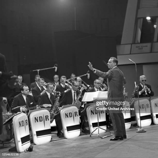 Einer wird gewinnen, Fernsehquiz, Deutschland 1964, Mitwirkende: Dirigent Alfred Hause leitet das NDR Orchester.