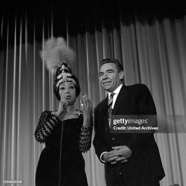 Vergißmeinnicht, Fernsehshow, Deutschland 1964, Moderator Peter Frankenfeld mit Gaststar Josephine Baker.