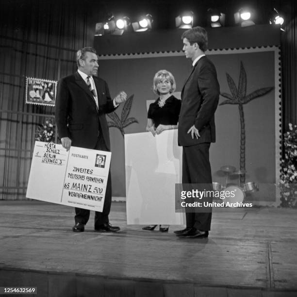 Vergißmeinnicht, Fernsehshow, Deutschland 1964, Moderator Peter Frankenfeld zeigt die Einsendeadresse an.
