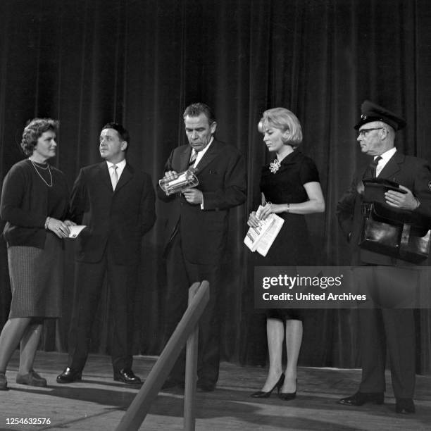 Vergißmeinnicht, Fernsehshow, Deutschland 1964, Moderator Peter Frankenfeld mit Kandidaten und dem Postboten Walter Spahrbier .