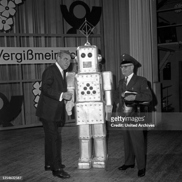 Vergißmeinnicht, Fernsehshow, Deutschland 1964, Moderator Peter Frankenfeld und Postbote Walter Spahrbier mit einem Roboter.