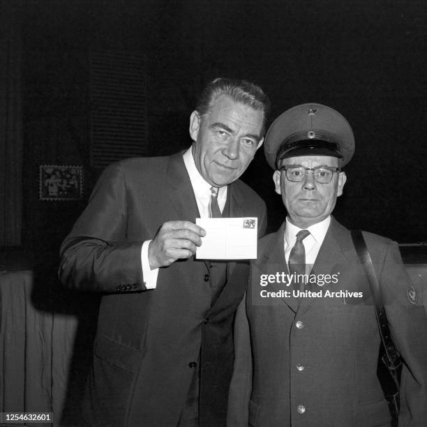 Vergißmeinnicht, Fernsehshow, Deutschland 1964, Moderator Peter Frankenfeld mit Postbote Walter Spahrbier.