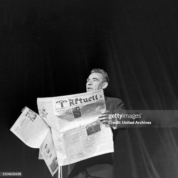 Vergißmeinnicht, Fernsehshow, Deutschland 1964, Moderator Peter Frankenfeld mit einer Sketcheinlage mit einer Zeitung.