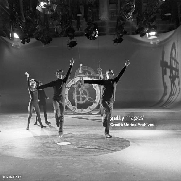 Kleine Stunde für M, Musiksendung, Deutschland 1964, Mitwirkende Tänzer vor Kulisse einer Uhr.