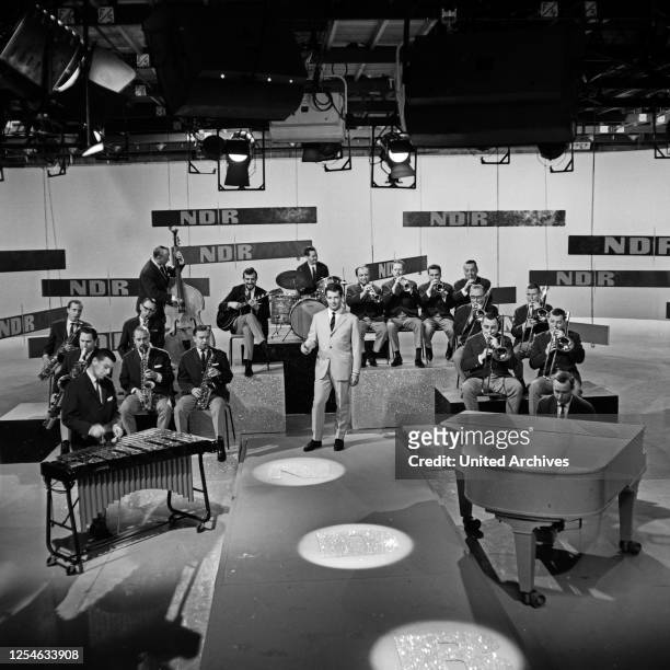 Show hin - schau her, Fernsehshow, Deutschland 1964, Regie: Harald Vock, das NDR Fernsehorchester unter der Leitung von Rolf Kühn .