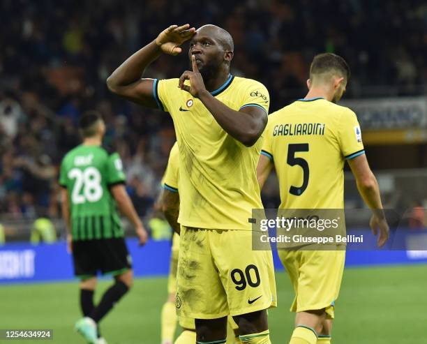 Romelu Lukaku of FC Internazinale celebrates after scoring goal 4-2 during the Serie A match between FC Internazionale and US Sassuolo at Stadio...