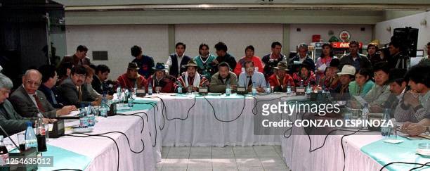 State ministers and union leaders for farmers, coca farmers, retired people, teachers and other social sectors, meet 20 April 2001 in La Paz,...