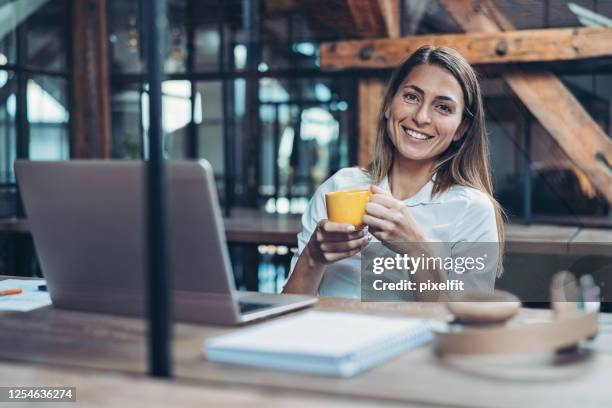 eine kurze pause einlegen - coffee top view stock-fotos und bilder