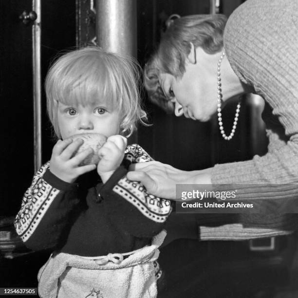 Die deutsche Schauspielerin Ingrid van Bergen mit ihrer Tochter Carolin, Deutschland 1960er Jahre.