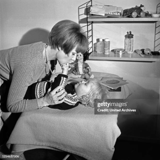 Die deutsche Schauspielerin Ingrid van Bergen mit ihrer Tochter Carolin, Deutschland 1960er Jahre.